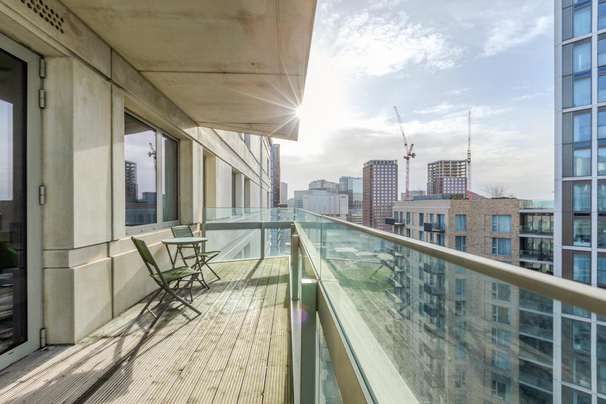 New Listing! 2Br With Balcony In Stratford, 3Min Dlr Apartment London Bagian luar foto