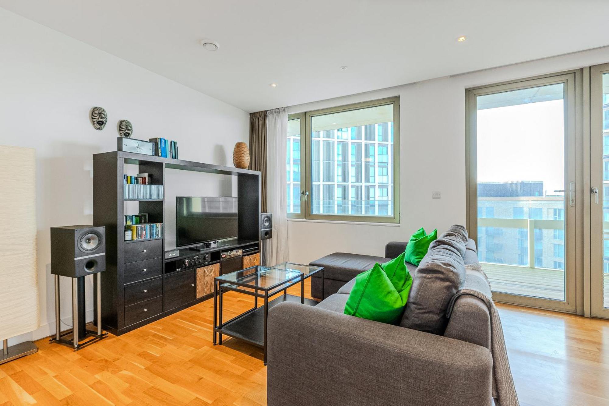 New Listing! 2Br With Balcony In Stratford, 3Min Dlr Apartment London Bagian luar foto