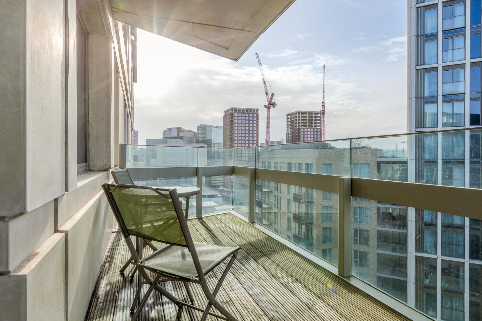 New Listing! 2Br With Balcony In Stratford, 3Min Dlr Apartment London Bagian luar foto