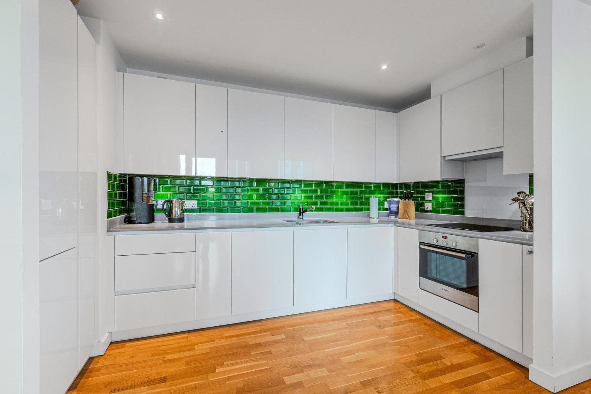 New Listing! 2Br With Balcony In Stratford, 3Min Dlr Apartment London Bagian luar foto